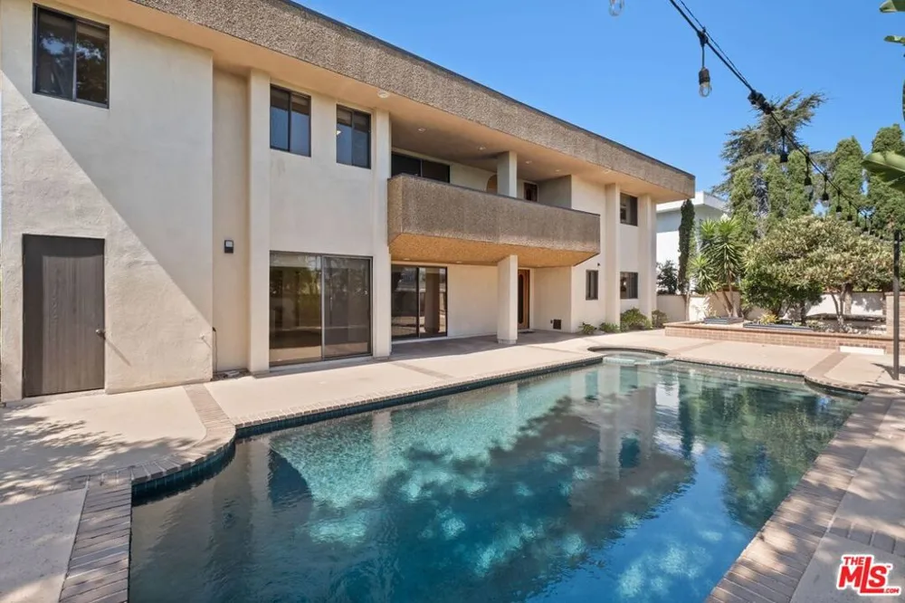 2408 VENUS DRIVE Los Angeles, CA 90046