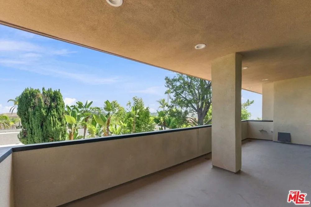 2408 VENUS DRIVE Los Angeles, CA 90046
