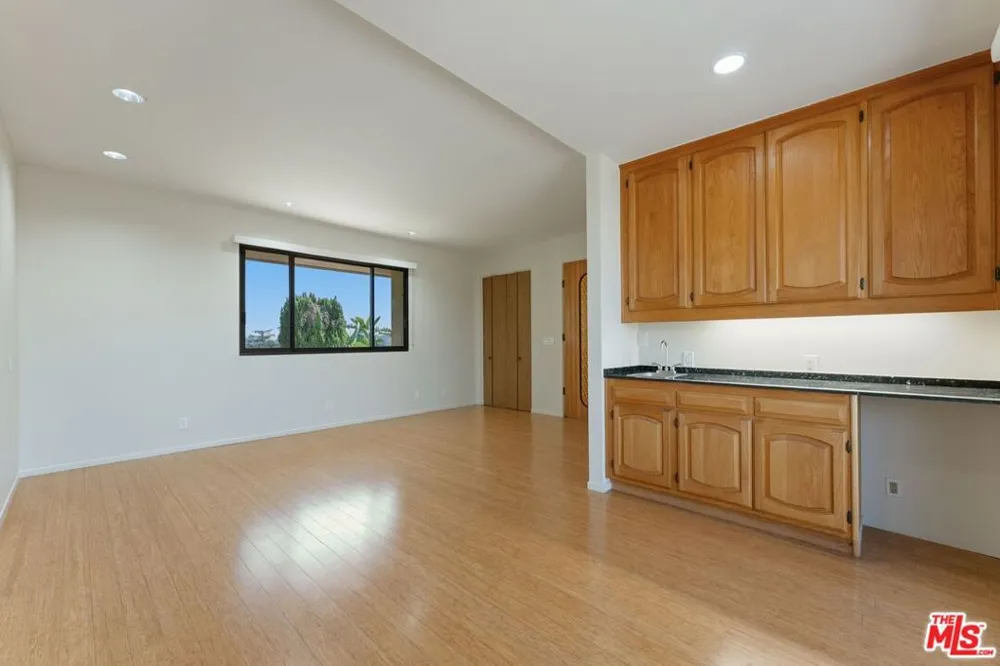 2408 VENUS DRIVE Los Angeles, CA 90046