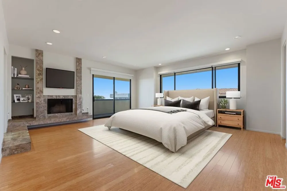2408 VENUS DRIVE Los Angeles, CA 90046