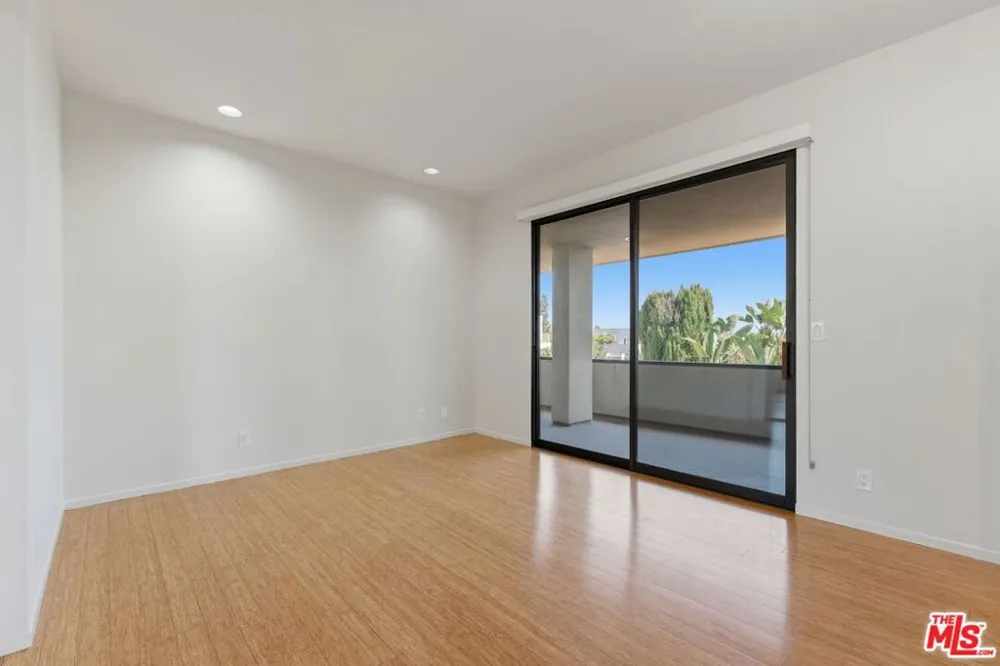 2408 VENUS DRIVE Los Angeles, CA 90046