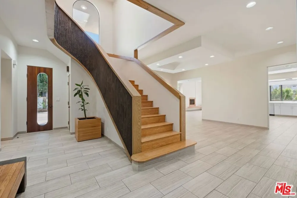 2408 VENUS DRIVE Los Angeles, CA 90046