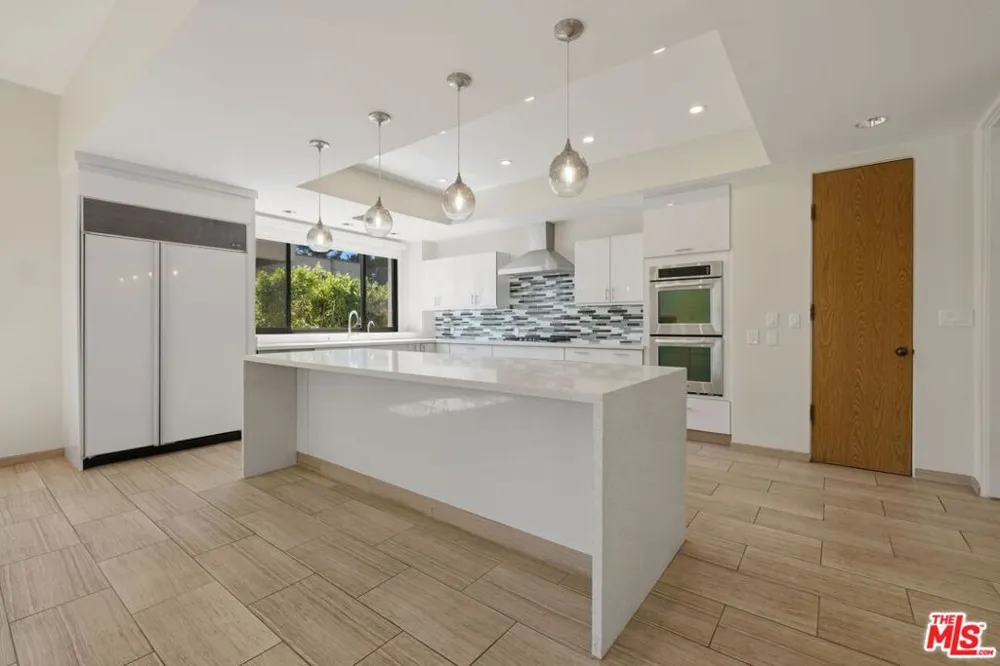 2408 VENUS DRIVE Los Angeles, CA 90046