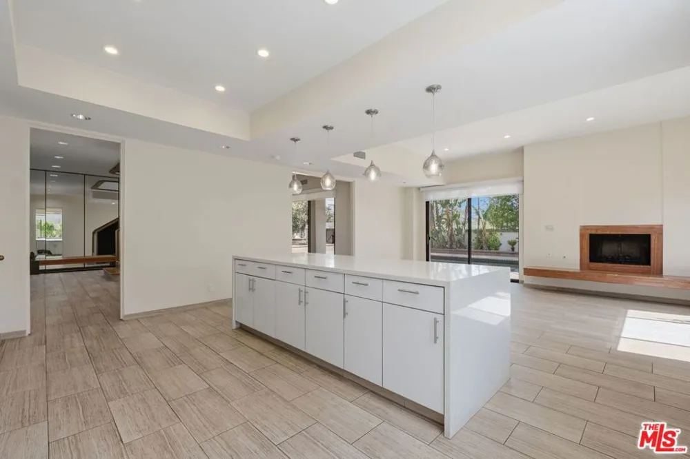 2408 VENUS DRIVE Los Angeles, CA 90046