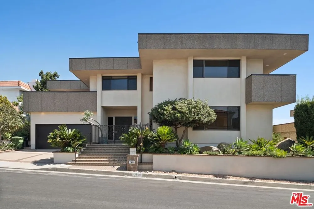 2408 VENUS DRIVE Los Angeles, CA 90046