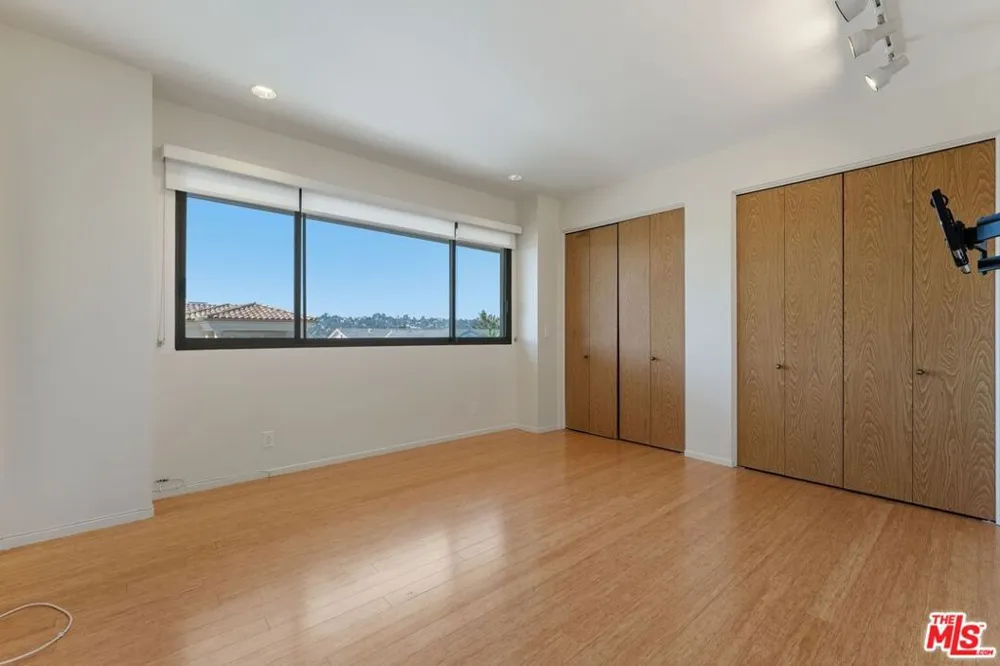 2408 VENUS DRIVE Los Angeles, CA 90046