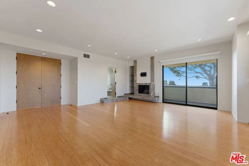 2408 VENUS DRIVE Los Angeles, CA 90046