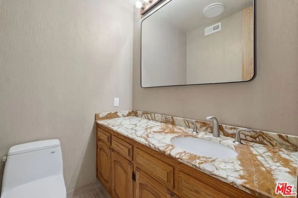 2408 VENUS DRIVE Los Angeles, CA 90046