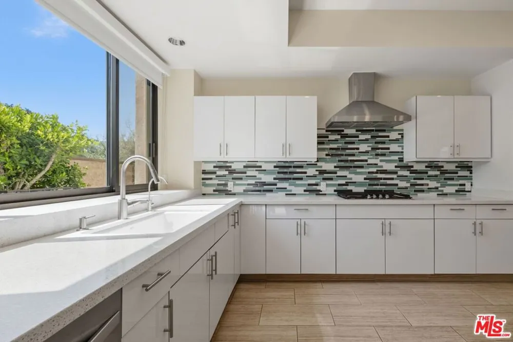 2408 VENUS DRIVE Los Angeles, CA 90046