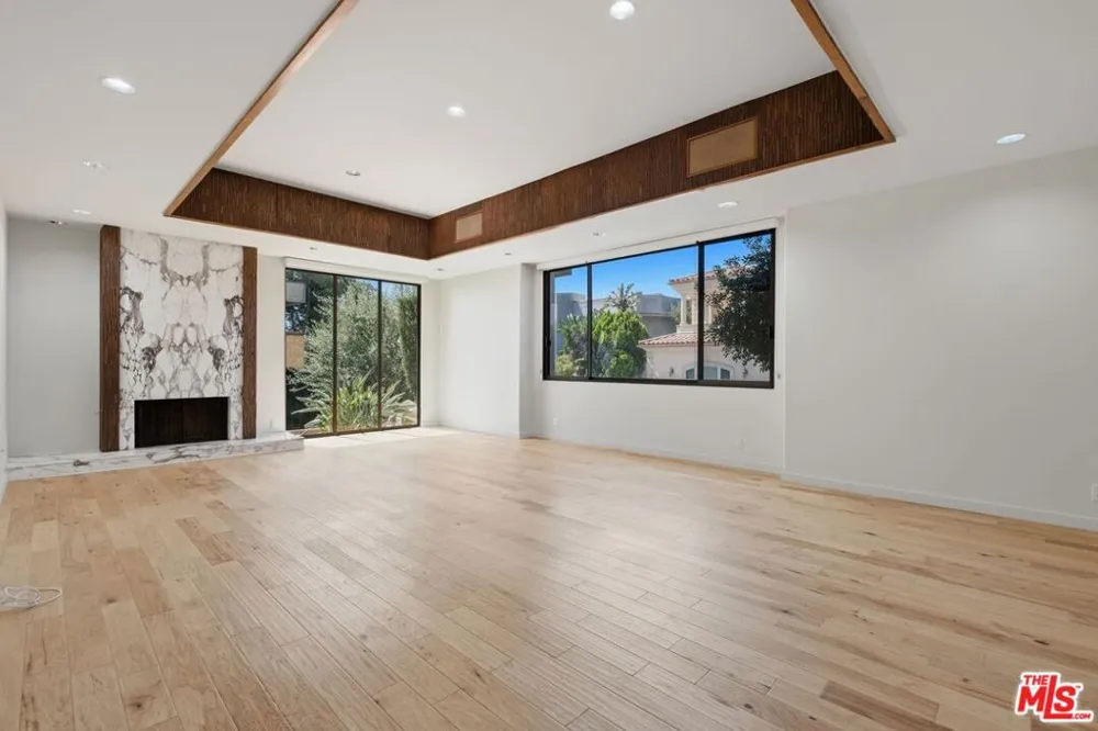 2408 VENUS DRIVE Los Angeles, CA 90046