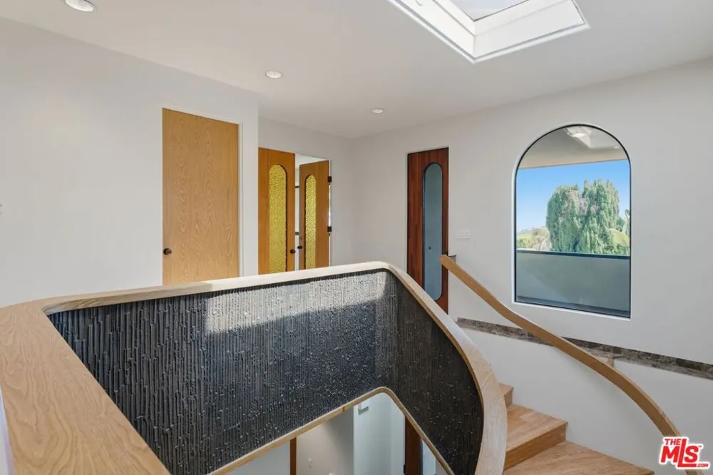 2408 VENUS DRIVE Los Angeles, CA 90046