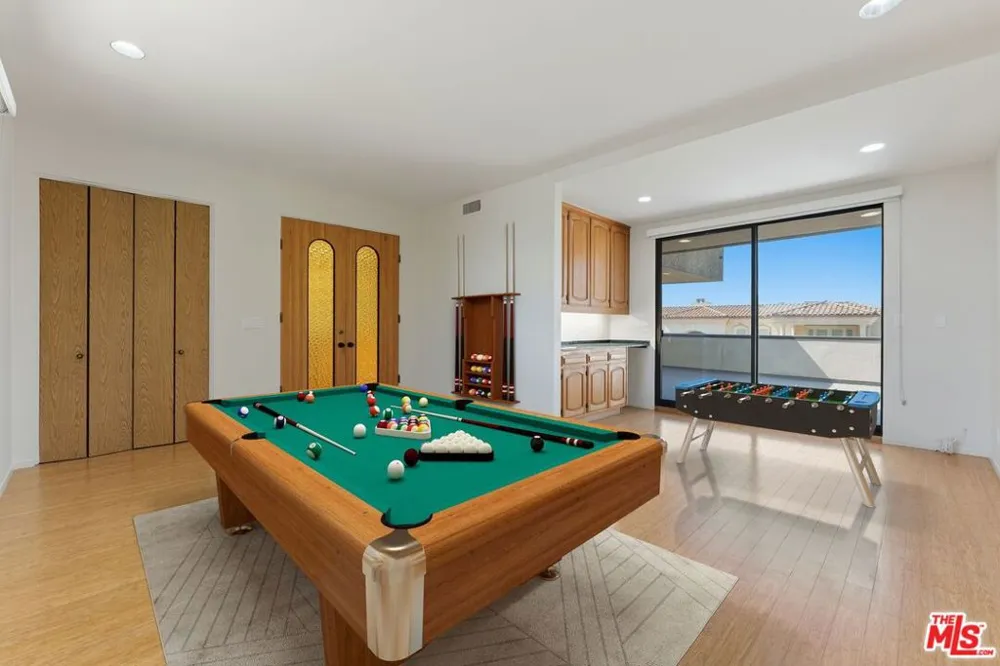 2408 VENUS DRIVE Los Angeles, CA 90046
