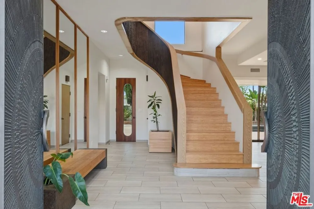2408 VENUS DRIVE Los Angeles, CA 90046
