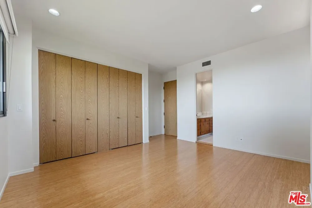 2408 VENUS DRIVE Los Angeles, CA 90046