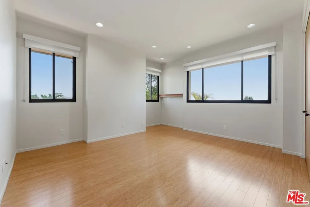 2408 VENUS DRIVE Los Angeles, CA 90046