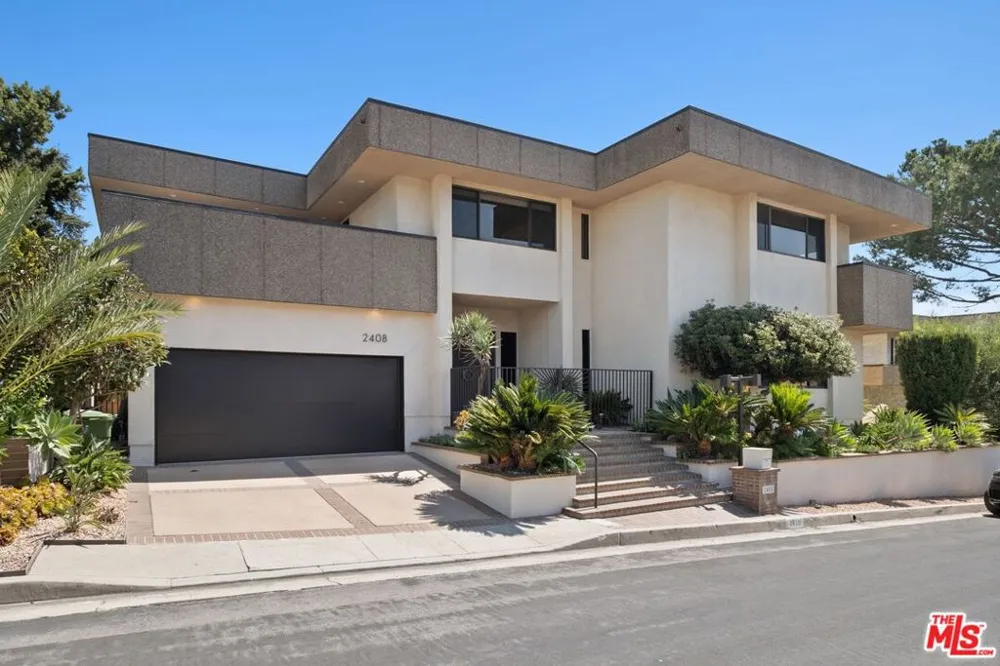 2408 VENUS DRIVE Los Angeles, CA 90046