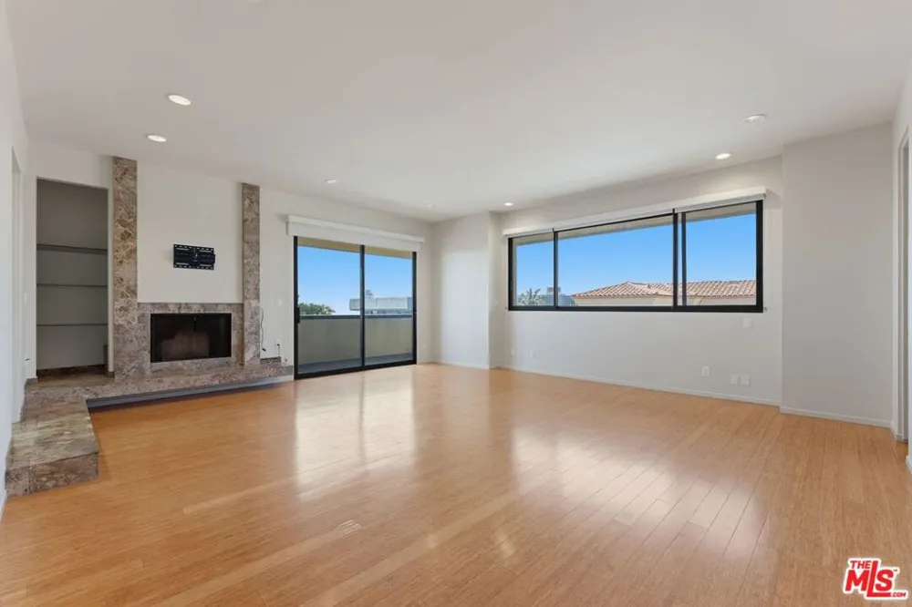 2408 VENUS DRIVE Los Angeles, CA 90046