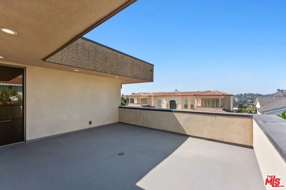 2408 VENUS DRIVE Los Angeles, CA 90046