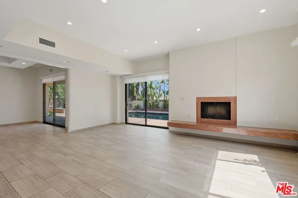 2408 VENUS DRIVE Los Angeles, CA 90046