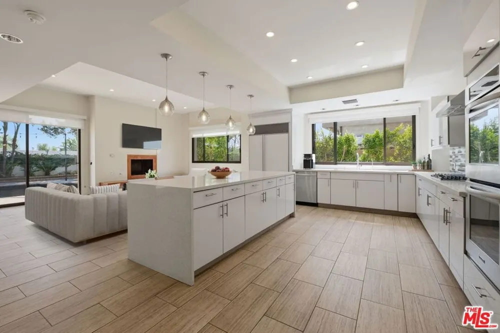 2408 VENUS DRIVE Los Angeles, CA 90046