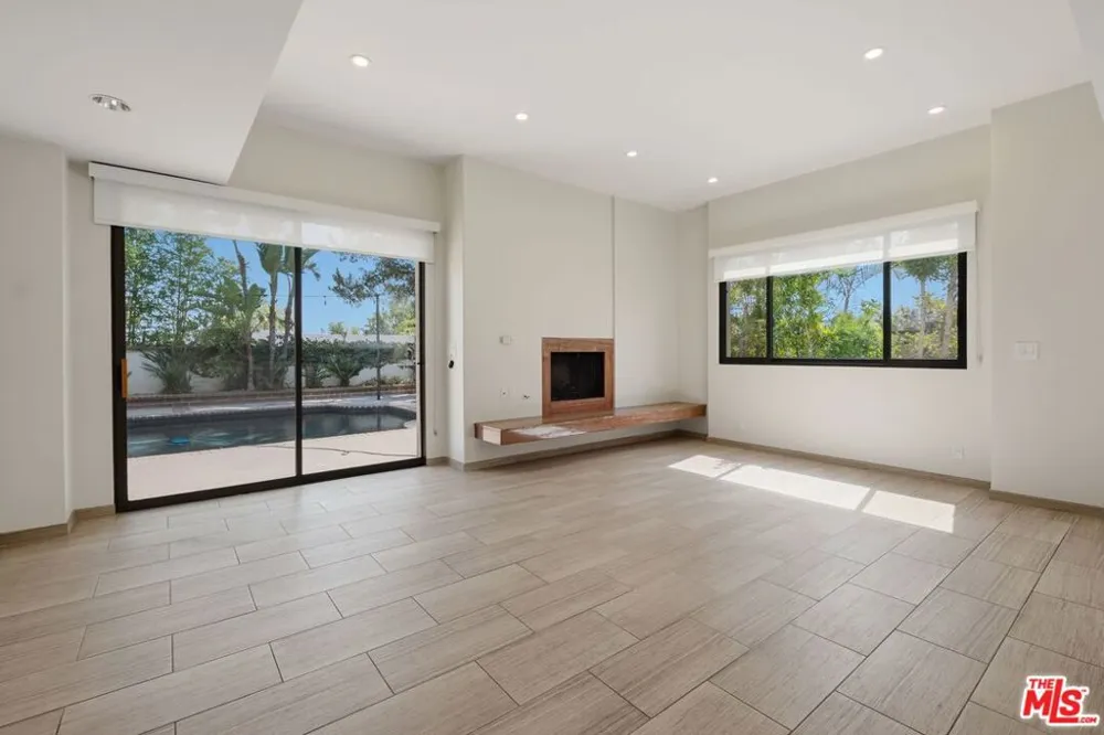 2408 VENUS DRIVE Los Angeles, CA 90046