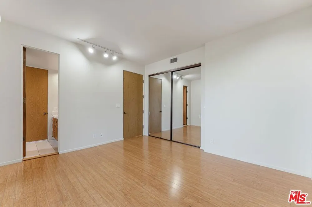 2408 VENUS DRIVE Los Angeles, CA 90046