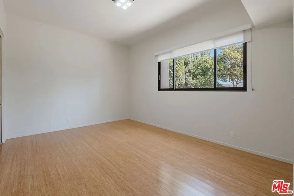 2408 VENUS DRIVE Los Angeles, CA 90046