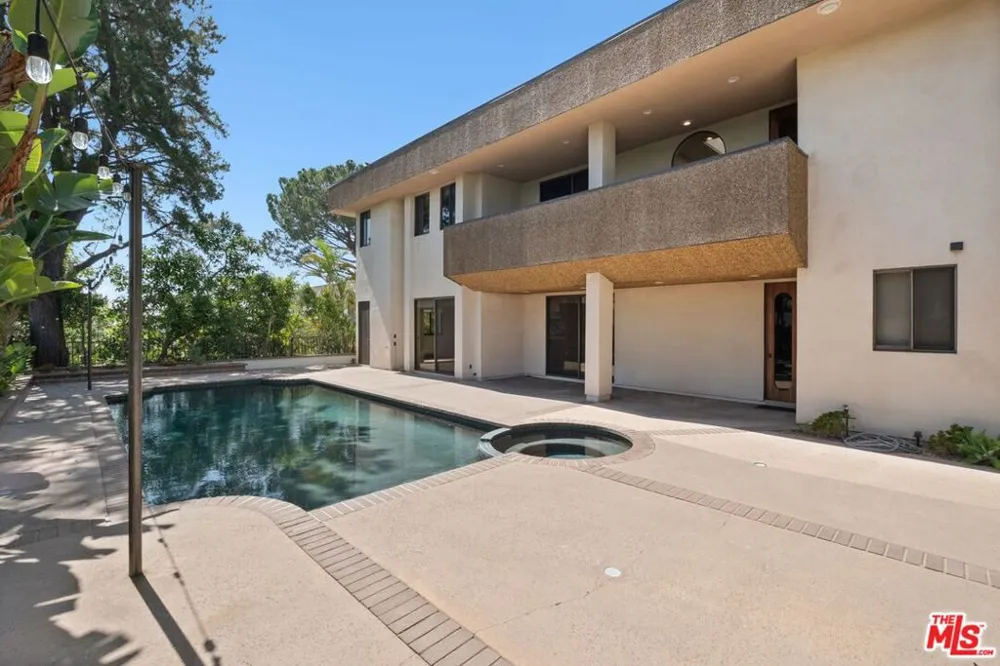2408 VENUS DRIVE Los Angeles, CA 90046