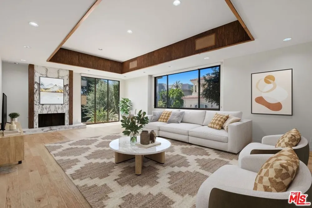 2408 VENUS DRIVE Los Angeles, CA 90046