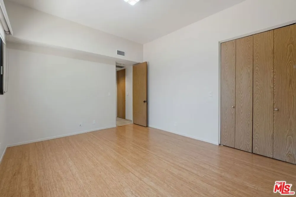 2408 VENUS DRIVE Los Angeles, CA 90046