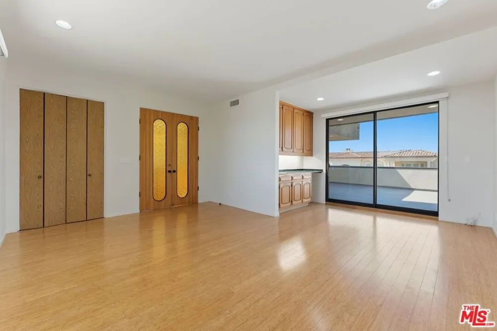 2408 VENUS DRIVE Los Angeles, CA 90046