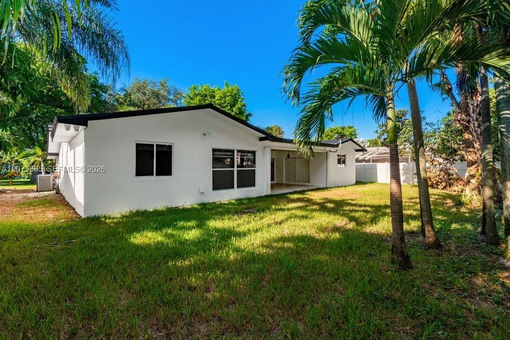 6931 Loch Ness Dr Miami Lakes, FL 33014