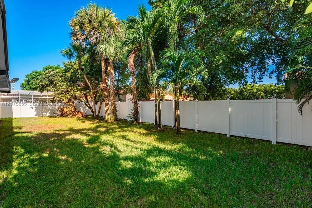 6931 Loch Ness Dr Miami Lakes, FL 33014