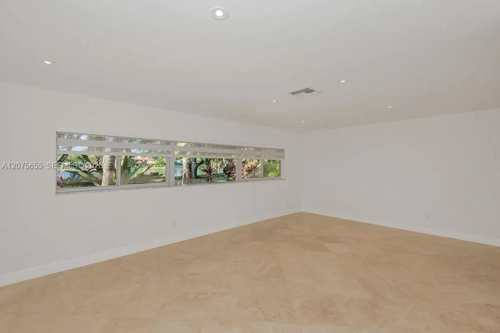 6931 Loch Ness Dr Miami Lakes, FL 33014