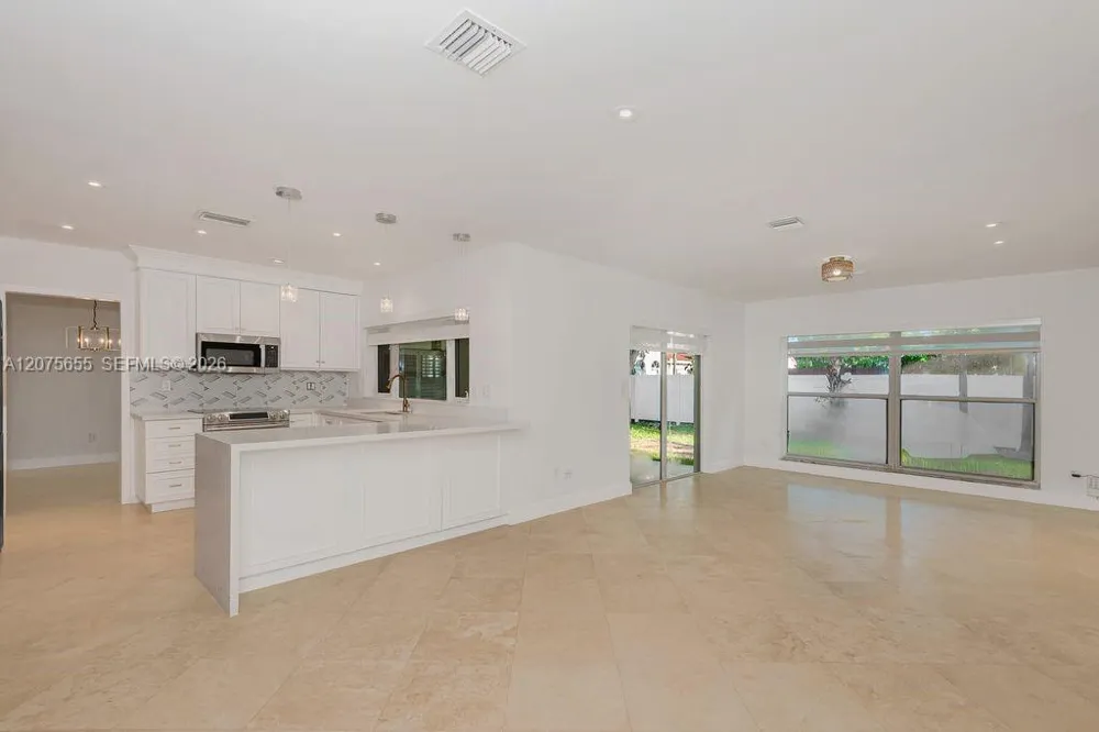 6931 Loch Ness Dr Miami Lakes, FL 33014