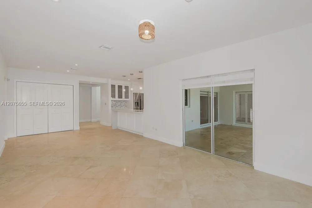 6931 Loch Ness Dr Miami Lakes, FL 33014