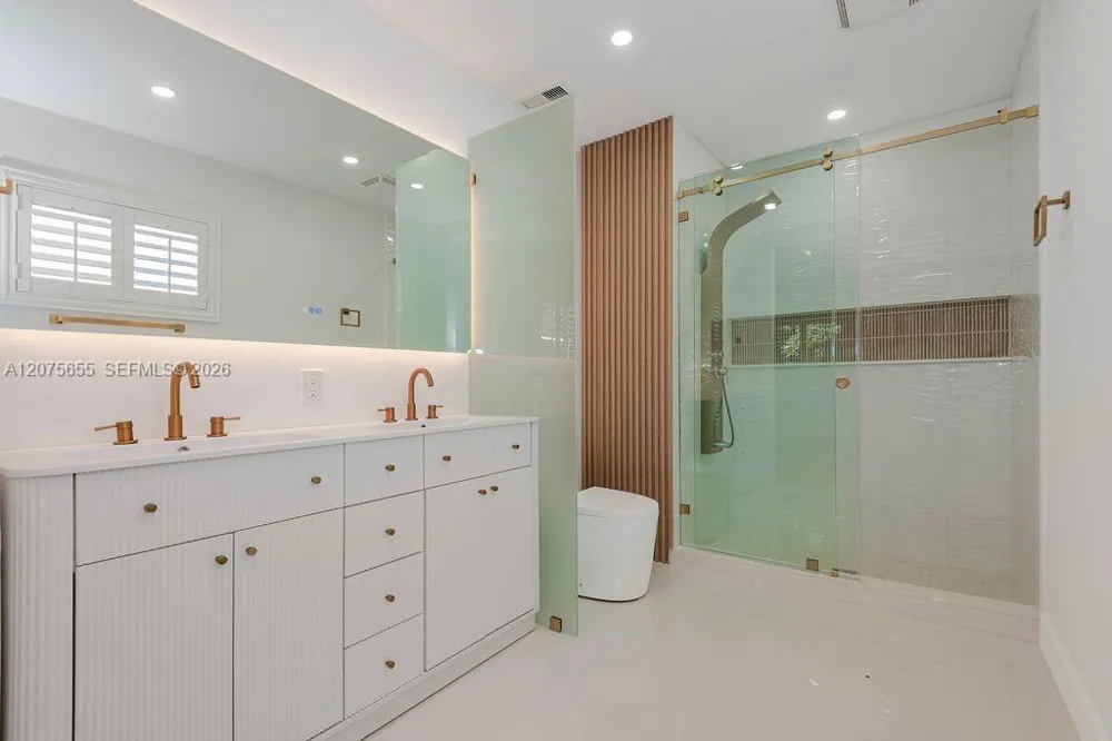 6931 Loch Ness Dr Miami Lakes, FL 33014