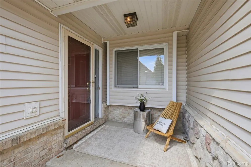 61016 Evergreen Court Southfield Township, MI 48178
