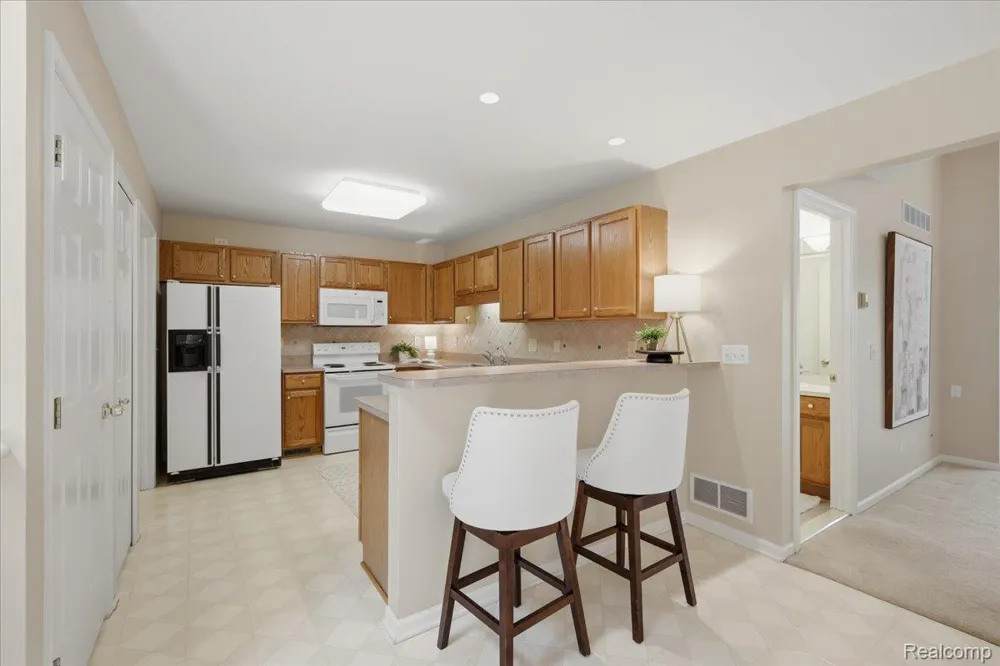 61016 Evergreen Court Southfield Township, MI 48178