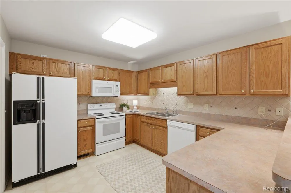 61016 Evergreen Court Southfield Township, MI 48178