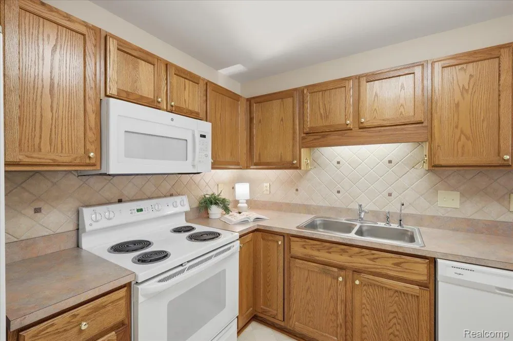 61016 Evergreen Court Southfield Township, MI 48178