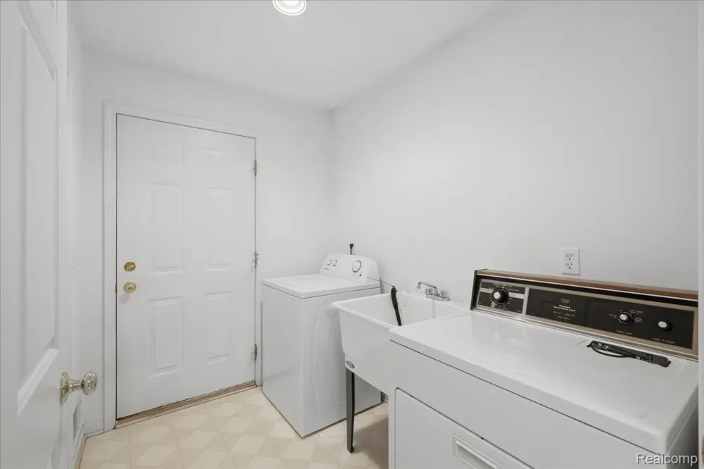 61016 Evergreen Court Southfield Township, MI 48178