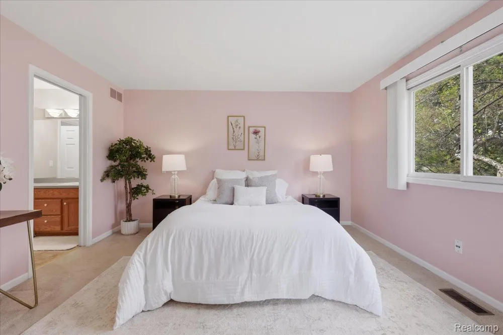 61016 Evergreen Court Southfield Township, MI 48178
