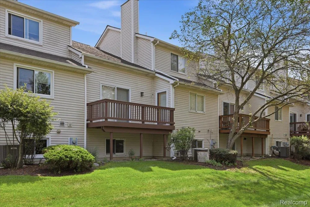 61016 Evergreen Court Southfield Township, MI 48178