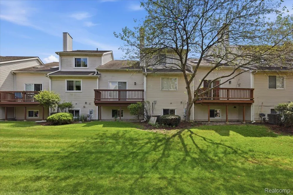 61016 Evergreen Court Southfield Township, MI 48178