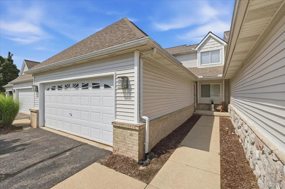 61016 Evergreen Court Southfield Township, MI 48178
