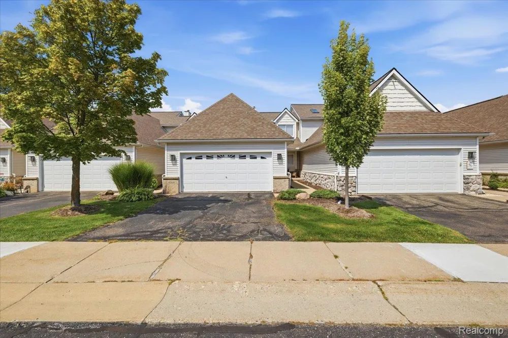 61016 Evergreen Court Southfield Township, MI 48178