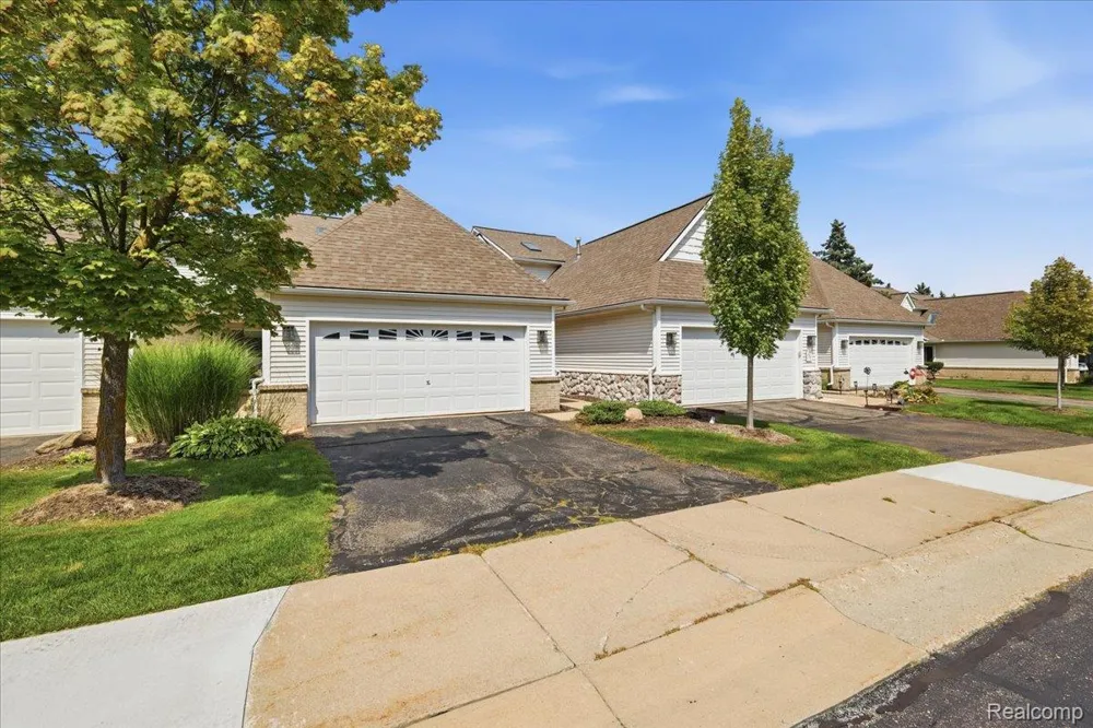 61016 Evergreen Court Southfield Township, MI 48178
