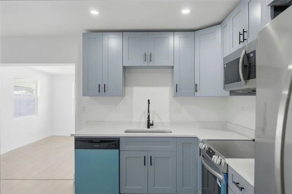 4075 38TH AVENUE St Petersburg, FL 33713