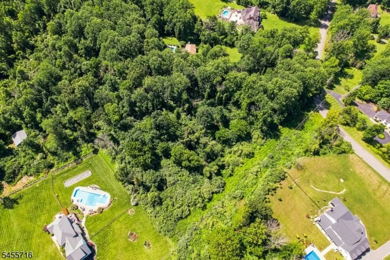 17 Woodfield Rd Green, NJ 07821